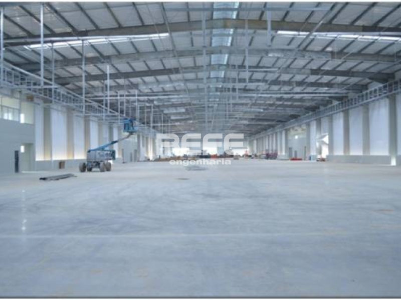 Vista interna prédio industrial vão livre 50 metros