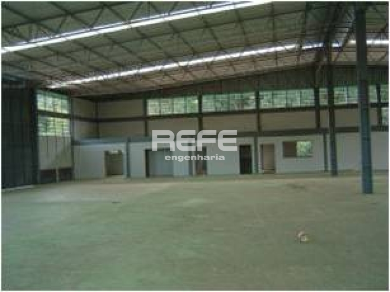 Vista interna prédio industrial com piso pigmentado